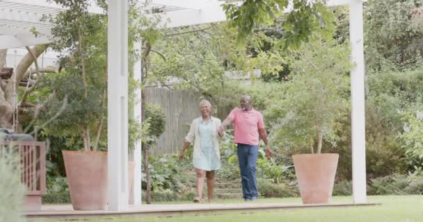Ευτυχισμένο Ζευγάρι Αφροαμερικανών Που Κρατιούνται Χέρι Χέρι Και Περπατούν Στον — Αρχείο Βίντεο