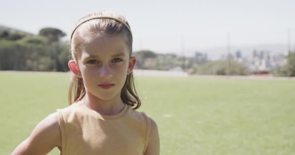 Portret Van Een Gelukkig Blank Schoolmeisje Het Stadion Van Basisschool — Stockvideo