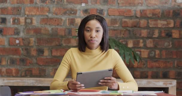 Gelukkige Afro Amerikaanse Casual Zakenvrouw Die Videogesprekken Heeft Praat Tablet — Stockvideo