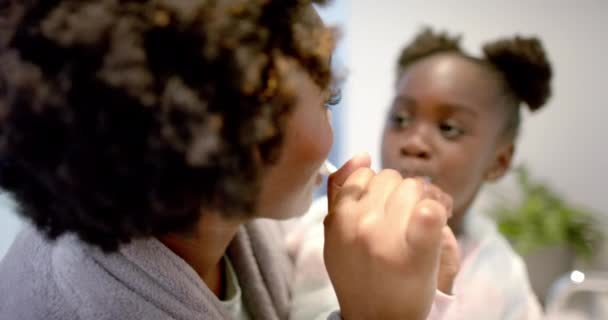 Happy African American Ibu Dan Anak Sikat Gigi Kamar Mandi — Stok Video