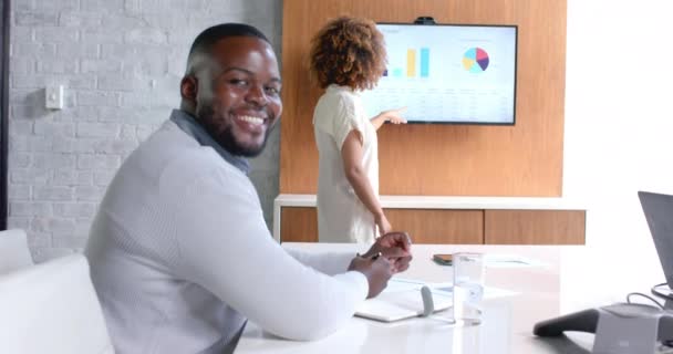 Hombre Negocios Casual Afroamericano Feliz Reunión Oficina Con Diversos Colegas — Vídeo de stock