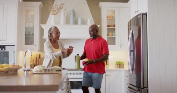 Gelukkig Afro Amerikaans Laatstejaars Stel Dat Boodschappen Uitpakt Keuken Slow — Stockvideo
