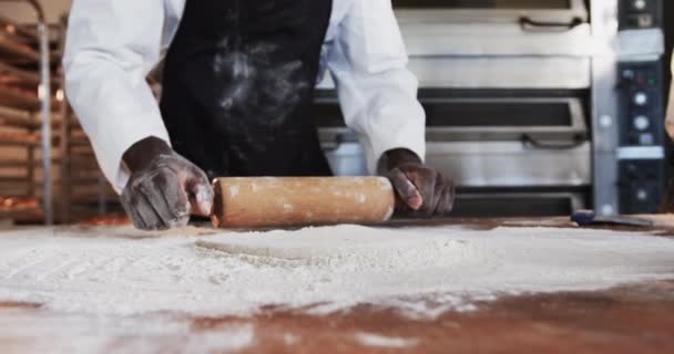 Африканский Американец Пекарь Работающий Пекарне Катит Тесто Прилавке Замедленной Съемке — стоковое видео