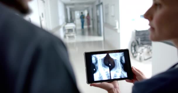 Různí Doktoři Mluví Používají Tablety Nemocniční Chodbě Zpomalují Technologie Nemocnice — Stock video