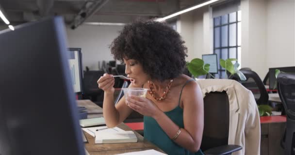 Feliz Mujer Negocios Birracial Casual Sentado Escritorio Comiendo Mirando Computadora — Vídeos de Stock