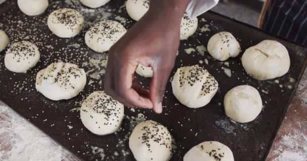 Различные Пекари Работающие Хлебобулочной Кухне Посыпают Семена Мака Рулоны Замедленной — стоковое видео
