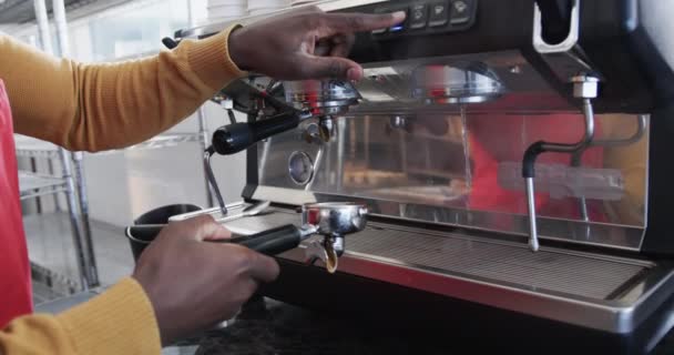 Afrika Kökenli Amerikalı Fırıncının Orta Kesimi Fırında Kahve Yapıyor Ağır — Stok video