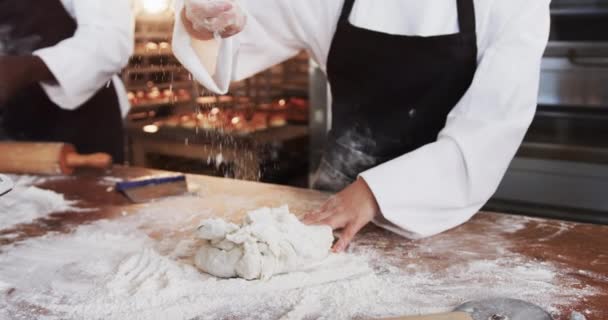 Различные Пекари Работающие Пекарне Кухня Месить Тесто Прилавке Замедленной Съемке — стоковое видео