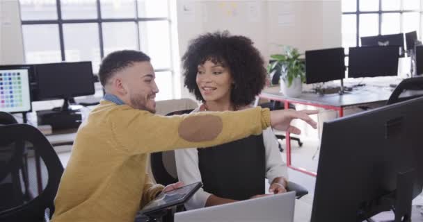 快乐多样的男性和女性同事在办公桌前 使用平板电脑和说话 动作缓慢 临时工作 团队合作 办公室和工作 — 图库视频影像