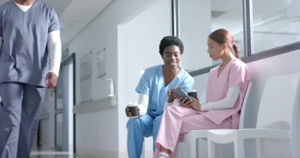 Szczęśliwe Zróżnicowane Lekarki Rozmawiające Szpitalnym Korytarzu Zwolnione Tempo Szpital Medycyna — Wideo stockowe