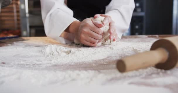 Азіатська Жінка Пекарня Працює Хлібопекарській Кухні Замішуючи Тісто Лічильнику Повільному — стокове відео