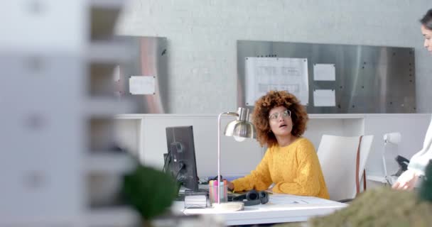 快乐多样的女同事使用电脑和讨论工作在办公桌 复制空间 慢动作 团队合作 沟通和临时办公室 — 图库视频影像