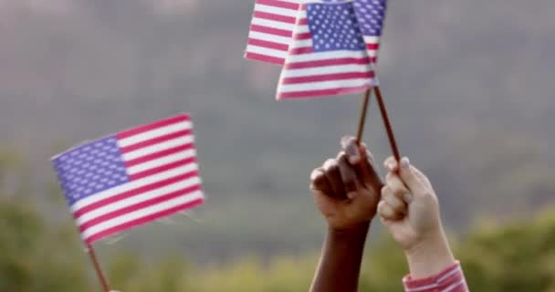 Zbliżenie Rąk Zróżnicowanej Grupy Przyjaciół Trzymających Flagi Usa Ogrodzie Zwolnione — Wideo stockowe
