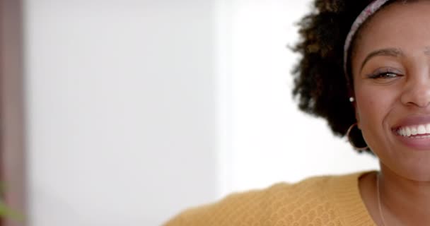 Evinde Fotokopi Alanı Olan Mutlu Afro Amerikan Kadın Portresi Yavaş — Stok video