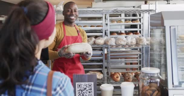 Zróżnicowany Pracownik Klient Oferujący Świeży Chleb Piekarni Zwolnionym Tempie Biznes — Wideo stockowe