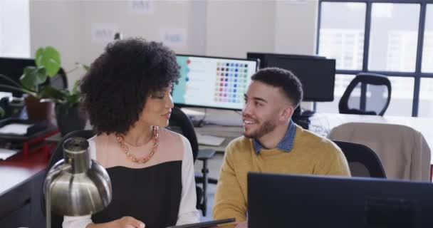 Портрет Счастливого Разнообразного Мужчины Женщины Коллеги Столом Помощью Планшета Компьютера — стоковое видео