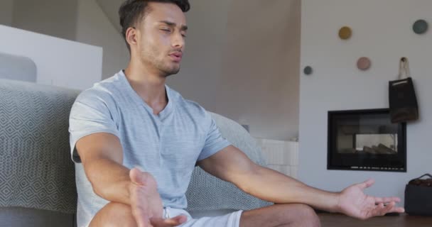 Homem Biracial Relaxado Sentado Chão Quarto Praticando Meditação Ioga Câmera — Vídeo de Stock