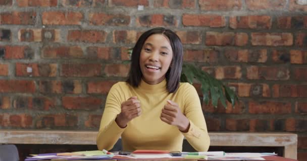 Onnellinen Afrikkalainen Amerikkalainen Rento Liikenainen Jolla Videopuhelu Puhuminen Elehtiminen Hidastettuna — kuvapankkivideo