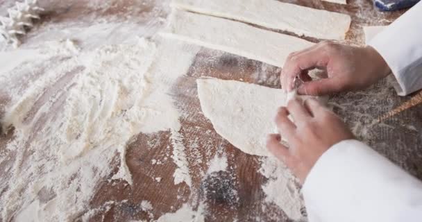 Aziatische Vrouwelijke Bakker Werkzaam Bakkerij Keuken Rollen Deeg Toonbank Slow — Stockvideo