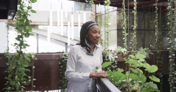 Πορτρέτο Της Αφρικανικής Αμερικανικής Casual Επιχειρηματίας Στέκεται Στο Φουαγιέ Γραφείο — Αρχείο Βίντεο