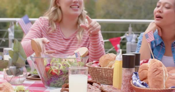 快乐多样的一群朋友在菜园的餐桌边吃饭聊天 慢动作 生活方式和家庭生活 — 图库视频影像