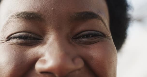 Портрет Счастливых Глаз Африканской Американки Замедленная Съемка Отдых Свободное Время — стоковое видео