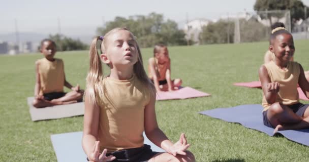 Gericht Diverse Schoolmeisjes Oefenen Yoga Mediteren Het Stadion Slow Motion — Stockvideo