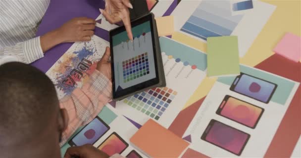 Colegas Creativas Afroamericanas Masculinas Femeninas Usando Tableta Reunión Diseño Cámara — Vídeos de Stock