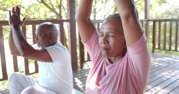 Zaměřený Starší Africký Pár Praktikující Meditaci Jógy Slunné Terase Zpomalený — Stock video