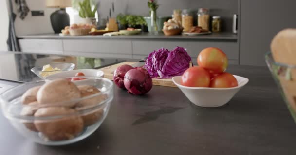 Närbild Mat Skålar Bänkskivan Köket Slow Motion Interiör Mat Matlagning — Stockvideo