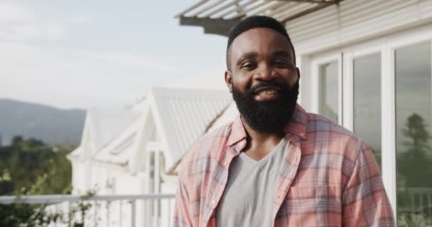 Porträtt Lycklig Afrikansk Amerikansk Man Ler Solig Terrass Slow Motion — Stockvideo