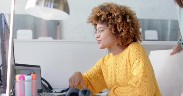 Szczęśliwa Zróżnicowana Koleżanka Korzystająca Komputera Dyskutująca Pracy Przy Biurku Zwolnione — Wideo stockowe