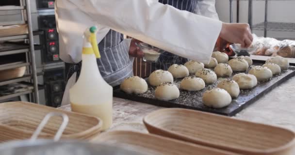 Boulangers Divers Travaillant Dans Cuisine Boulangerie Saupoudrer Les Graines Pavot — Video