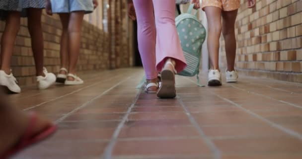 不同的女生背着书包慢吞吞地走在小学走廊上 学习和小学教育 — 图库视频影像