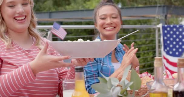 Glad Mångsidig Grupp Vänner Äter Och Talar Vid Middagsbordet Trädgården — Stockvideo