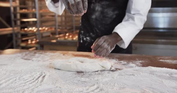 Африканський Американський Пекар Який Працює Хлібопекарській Кухні Заливає Борошно Тісто — стокове відео