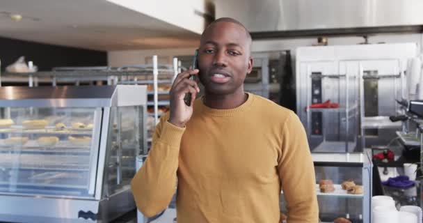 Portrait Homme Afro Américain Heureux Parlant Sur Smartphone Boulangerie Ralenti — Video