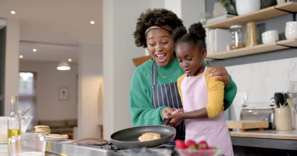 Fericit African American Mamă Fiică Prăjind Clătite Bucătărie Mișcare Lentă — Videoclip de stoc