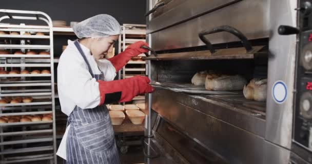 Азиатская Пекарь Работающая Пекарне Достает Хлеб Духовки Замедленная Съемка Командная — стоковое видео