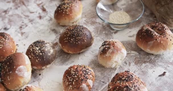 Sluiten Van Broodjes Brood Bloem Deegroller Tafel Bakkerij Keuken Slow — Stockvideo