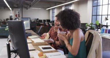 Masada oturan, ofiste yemek yiyen ve konuşan çeşitli erkek ve kadın meslektaşlarınız kutlu olsun. Günlük iş, ofis, öğle yemeği, mola, arkadaşlık ve iş, değiştirilmemiş.