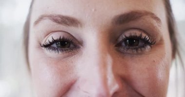 Yoga stüdyosunda güzel gözlü beyaz bir kadının yakın portresi. Değiştirilmemiş, yavaş çekim, yoga, egzersiz, fitness, zen, güzel ve sağlıklı yaşam tarzı konsepti.