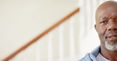 Evinde fotokopi alanı olan mutlu bir Afrikalı Amerikalı kıdemli adamın yarım portresi, ağır çekim. Emeklilik, ev hayatı ve yaşlı yaşam tarzı değişmedi..