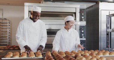 Fırın mutfağında ağır çekimde taze ekmeklerle çalışan çeşitli fırıncıların portresi. Yiyecek, küçük işletme, fırın, fırın ve iş, değiştirilmemiş.