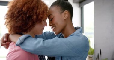 Mutfakta sarılıp dans eden önlük giyen mutlu çift yavaş çekimde. İlişki, birliktelik, romantizm, aşçılık ve ev hayatı, değişmemiş..