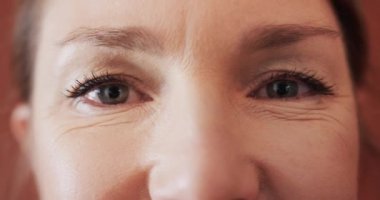 Yoga stüdyosundaki beyaz, orta yaşlı, güzel gözlü kadınların fotoğraflarını çek. Değiştirilmemiş, yavaş çekim, yoga, egzersiz, fitness, zen, portre, yüz ve sağlıklı yaşam tarzı konsepti.