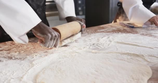 Tukang Roti Yang Bekerja Dapur Toko Roti Melempar Adonan Meja — Stok Video