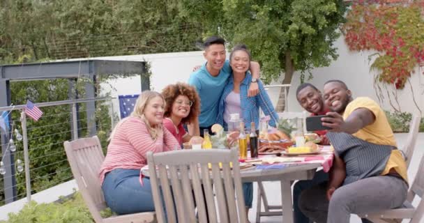 Šťastná Různorodá Skupina Přátel Kteří Berou Selfie Jídelního Stolu Zahradě — Stock video