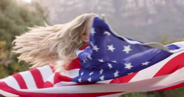 Valkoihoisen Naisen Muotokuva Pitelemässä Usa Lippua Puutarhassa Hidastettuna Isänmaallisuus Juhla — kuvapankkivideo