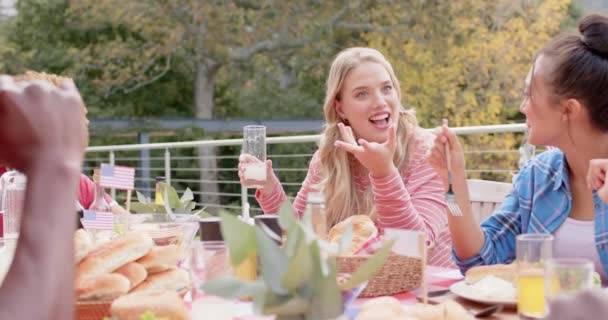Feliz Grupo Diverso Amigos Comiendo Hablando Mesa Cena Jardín Cámara — Vídeo de stock